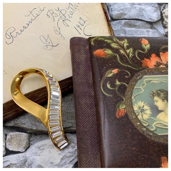 Vintage Signed Swarovski Crystals Swan Logo Baguette Rhinestones Gold Brooch Pin - Picture 3 of 6